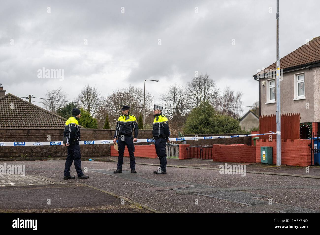 Mahon, Cork, Irland. 31. Dezember 2022. Ein Mann in seinen 40ern, der bewusstlos im Wohnhaus Ballinsheen Court in Mahon aufgefunden wurde, ist gestorben. Der Mann wurde heute Morgen um 8,30 Uhr bewusstlos aufgefunden, und trotz der Wiederbelebung des Mannes starb er später. Gardai hat eine technische Untersuchung des Tatorts abgeschlossen, der erhalten und abgesperrt bleibt. Kredit: AG News/Alamy Live News Stockfoto
