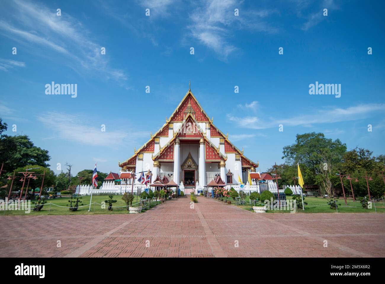 Der Wat Viharn Phra Mongkhon Bophit Tempel in der Stadt Ayutthaya in der Provinz Ayutthaya in Thailand, Thailand, Ayutthaya, November 2022 Stockfoto