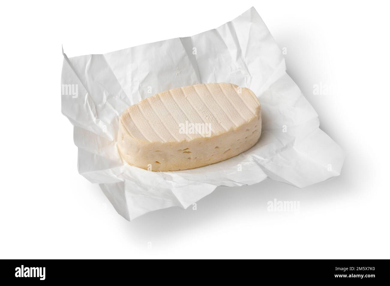 Ganzer französischer Le Coq de bruyere Käse auf weißem Papier, Nahaufnahme auf weißem Hintergrund Stockfoto