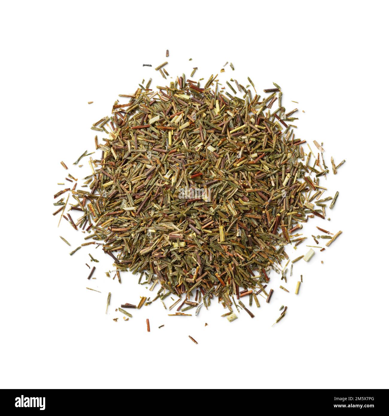 Haufen getrockneter, nicht fermentierter südafrikanischer grüner Rooibos-Teeblätter, dicht isoliert auf weißem Hintergrund Stockfoto