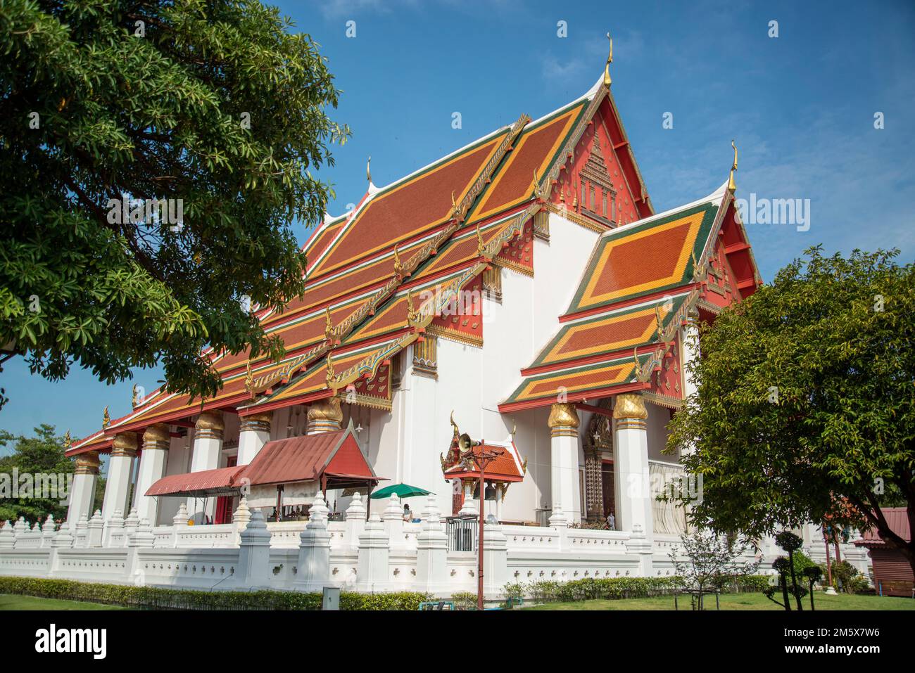 Der Wat Viharn Phra Mongkhon Bophit Tempel in der Stadt Ayutthaya in der Provinz Ayutthaya in Thailand, Thailand, Ayutthaya, November 2022 Stockfoto