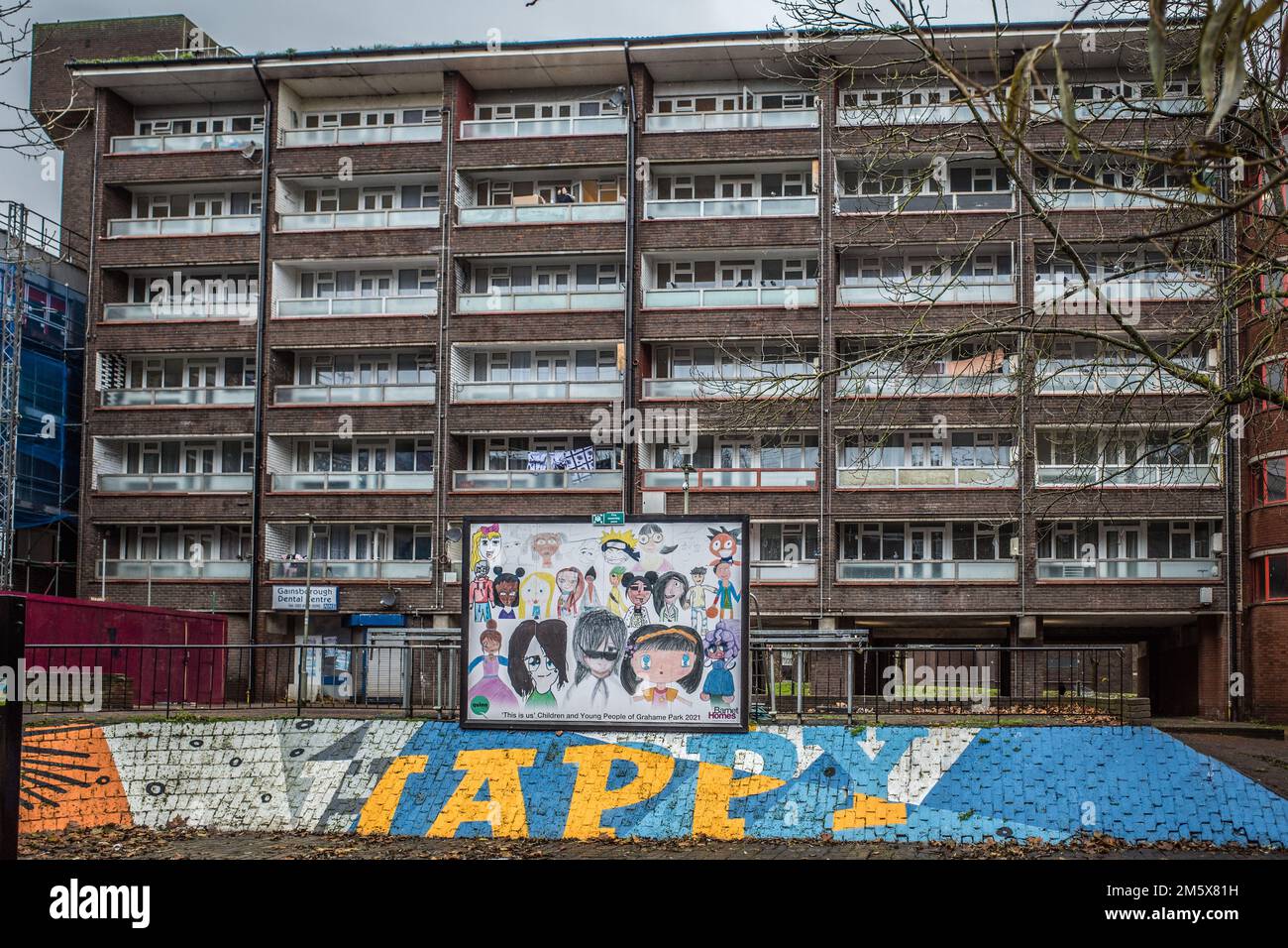 Der Grahame Park im Nordwesten Londons ist ein Wohnhaus aus den 70er Jahren im Londoner Stadtteil Barnet, das derzeit für die Regenerierung vorgesehen ist. Stockfoto