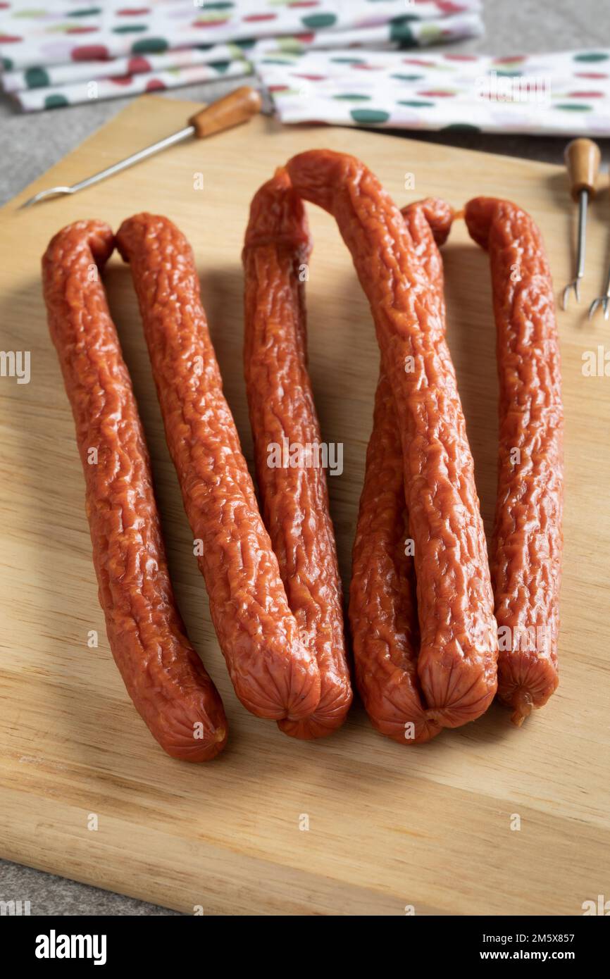 Traditionelle Cabanossi-Würstchen schließen für einen Snack auf einem Schneidebrett Stockfoto