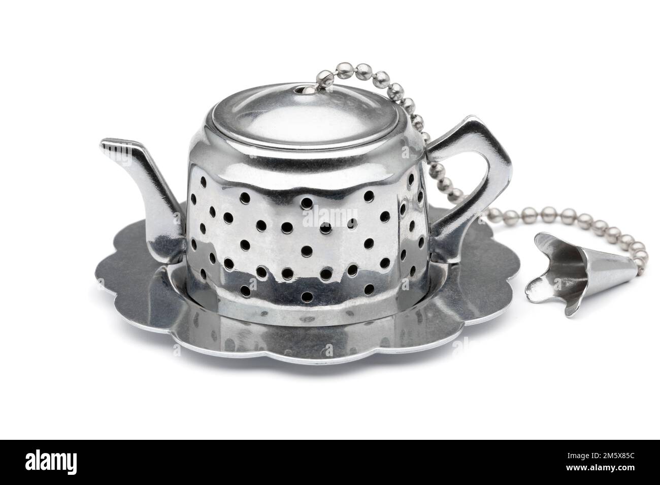 Teessieb in Form einer Teekanne isoliert auf weißem Hintergrund Stockfoto