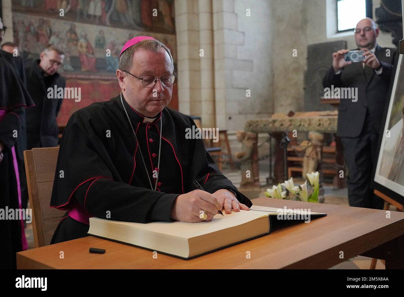 Der Limburger Bischof Georg Batzing unterzeichnet das Kondolenzbuch für den pensionierten Papst Benedikt in der Kathedrale von Limburg. Papst Emeritus Benedikt XVI Starb am 31. Dezember 2022 im Vatikan im Alter von 95 Jahren. Kredit: dpa Picture Alliance/Alamy Live News Stockfoto