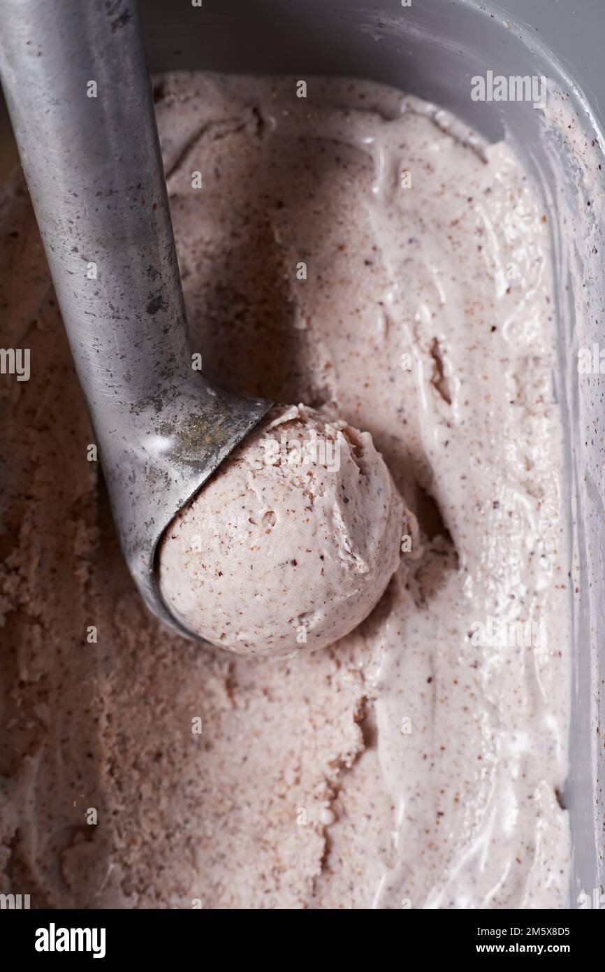 Hausgemachte Eiscreme Mit Schokoladenstückchen. Erfrischende Nachspeise Für Gourmets. Stracciatella. Stockfoto