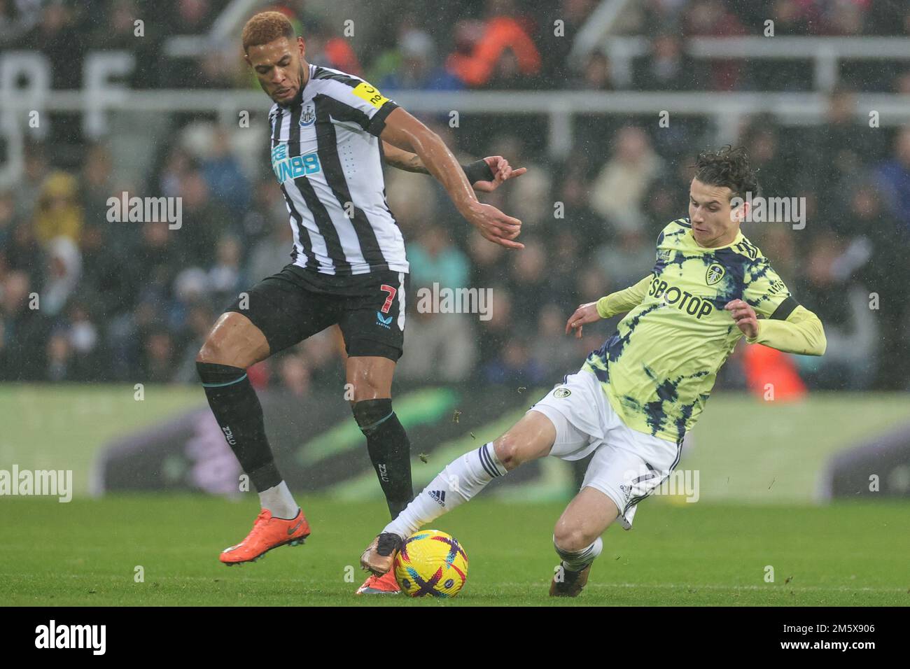 Newcastle, Großbritannien. 31. Dezember 2022. Brenden Aaronson #7 von Leeds United schützt den Ball vor Joelinton #7 von Newcastle United während des Premier League-Spiels Newcastle United gegen Leeds United in St. James's Park, Newcastle, Vereinigtes Königreich, 31. Dezember 2022 (Foto von Mark Cosgrove/News Images) in Newcastle, Vereinigtes Königreich, 12/31/2022. (Foto: Mark Cosgrove/News Images/Sipa USA) Guthaben: SIPA USA/Alamy Live News Stockfoto