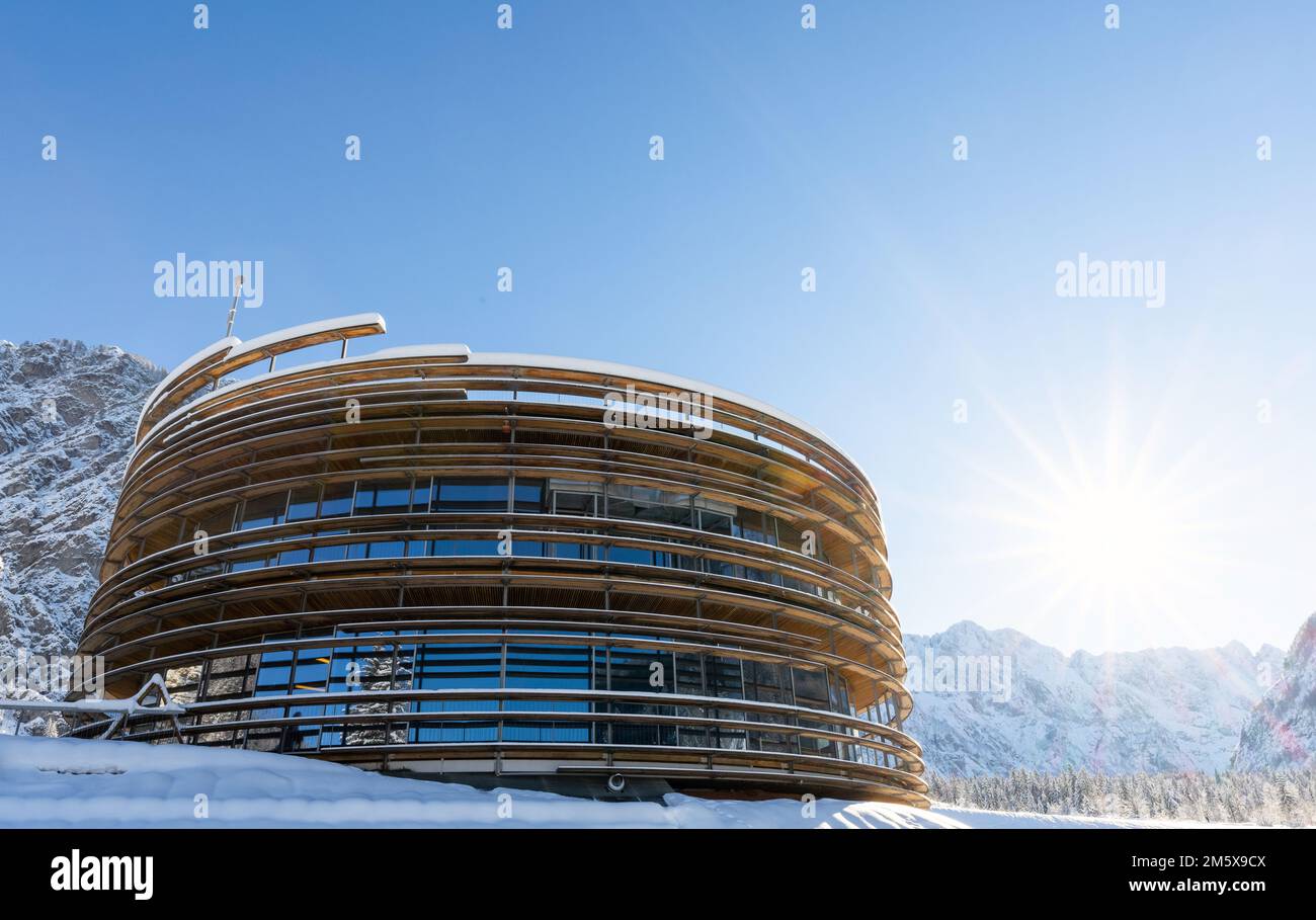Slowenien, Ratece - 12. Dezember 2022: Skisprung in Planica bei Kranjska Gora Slowenien im Winter mit Schnee bedeckt. Stockfoto