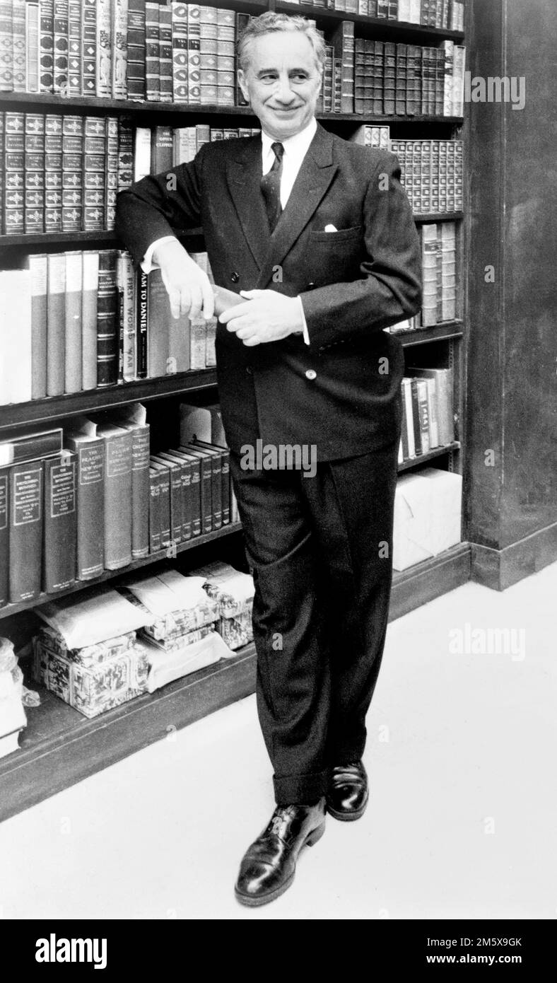 Elia Kazan. Porträt der amerikanischen Film- und Theaterregisseurin und Produzentin Elia Kazan (geboren am 1909. Elias Kazantzoglou: 2003), Foto von James Kavallines, 1967 Stockfoto