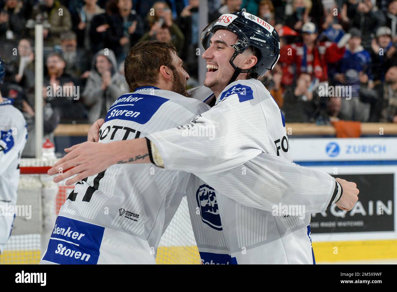 Davos, Schweiz. 31. Dezember 2022. 31.12.2022, Davos, Eisstadion Davos, Spengler Cup Finale: HC Sparta Praha - HC Ambri-Piotta, Zaccheo Dotti von HC Ambri-Piotta und Alexander Formenton von HC Ambri-Piotta (Andrea Branca/SPP-JP). Alamy Live News Stockfoto