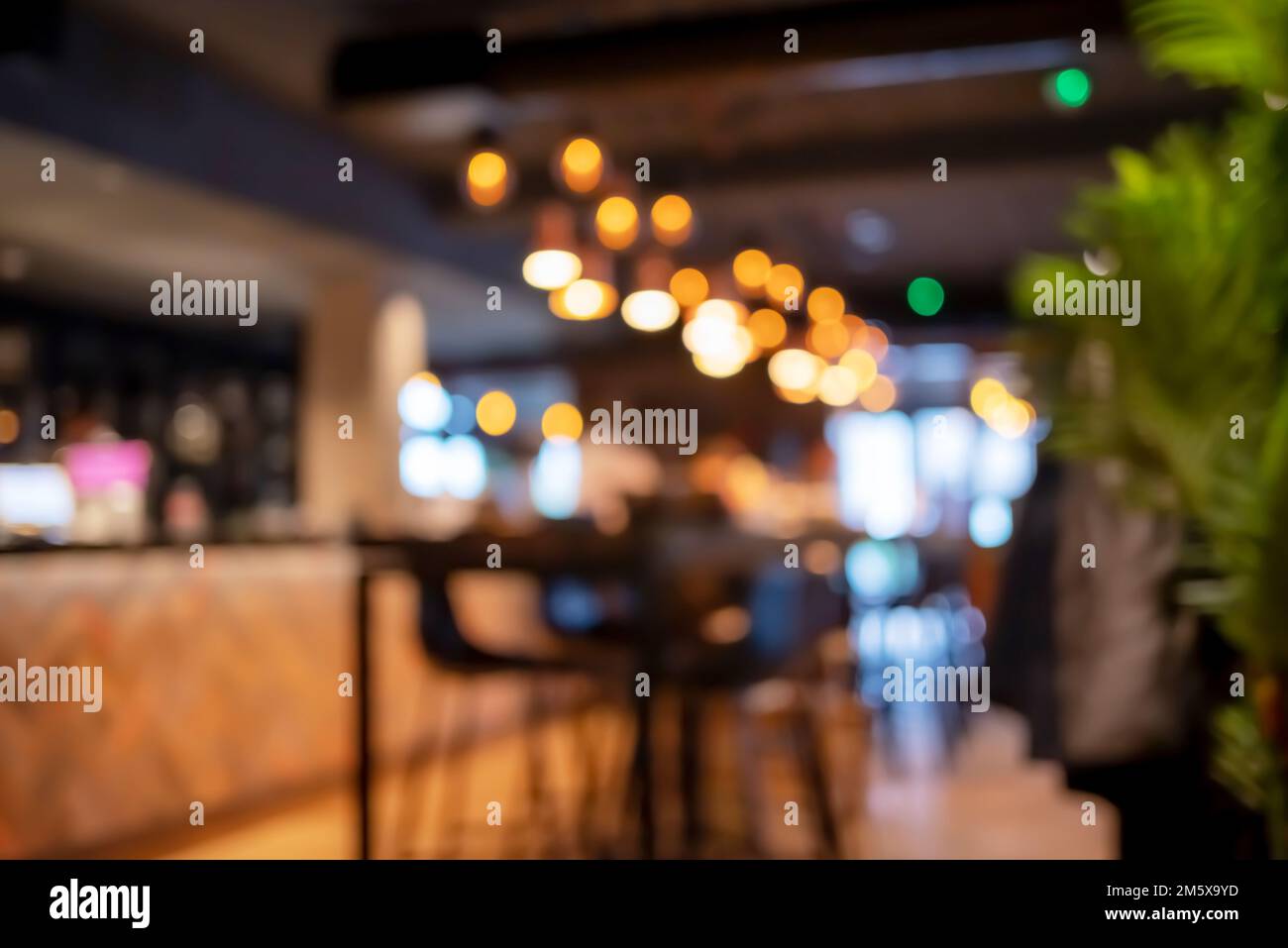 Verschwommener Hintergrund des Restaurants mit Bokeh-Lichtern Stockfoto