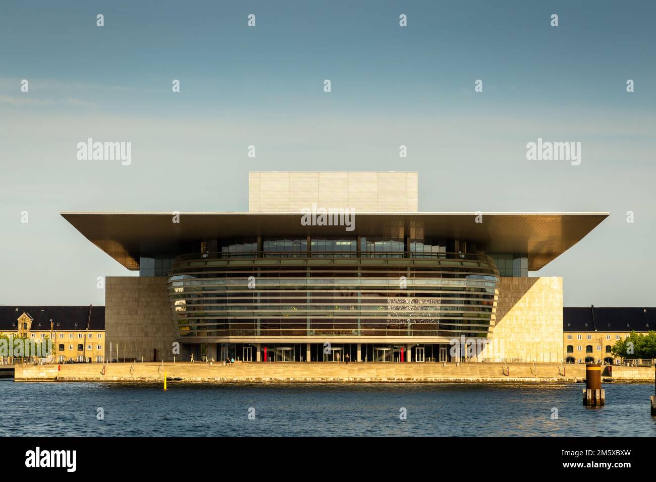 Kopenhagener Opernhaus, beleuchtet von der Nachmittagssonne, mit Blick von Amaliehaven, Dänemark Stockfoto