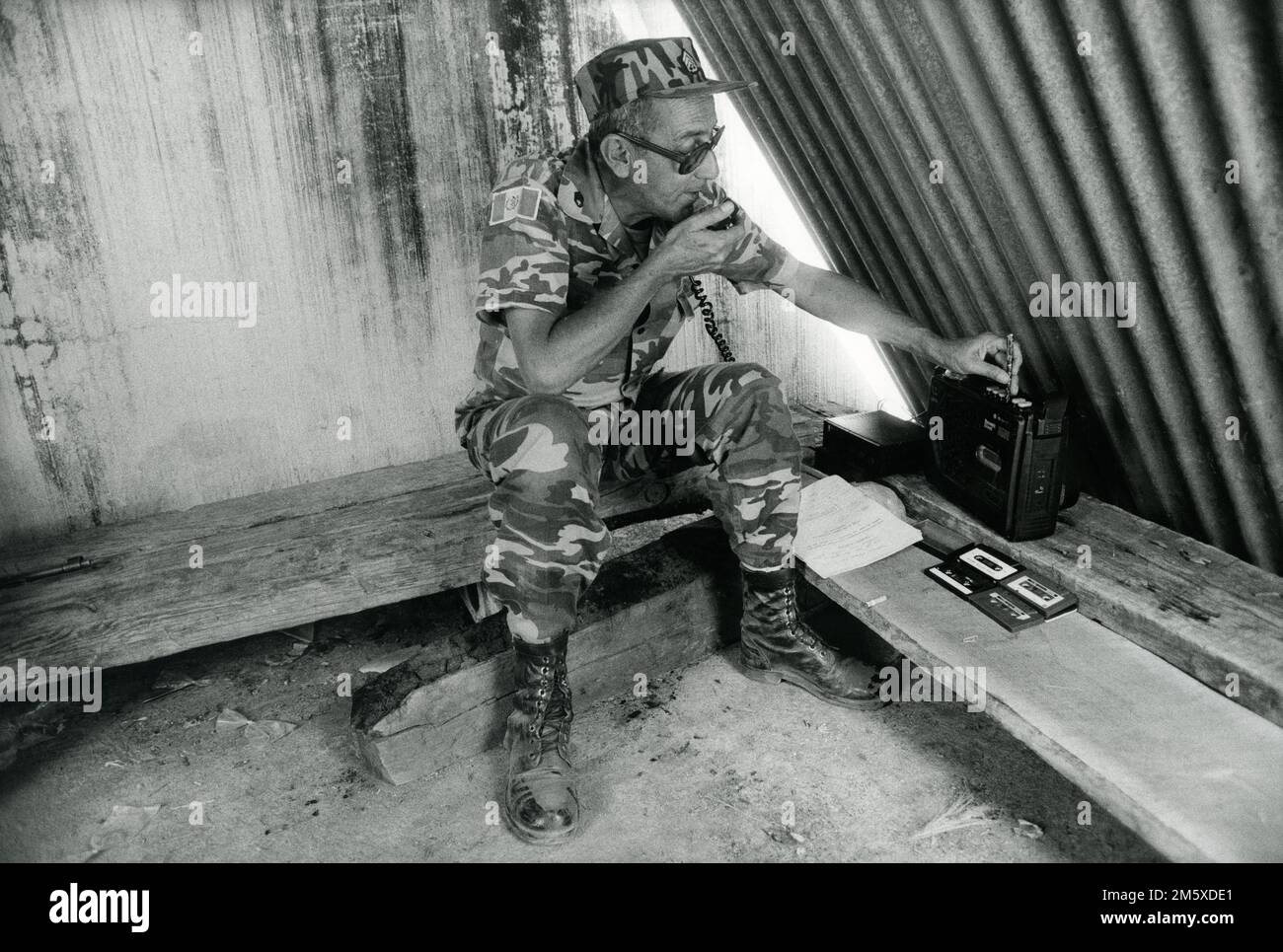 Guatemala, April 1986; die guatemaltekische Armee startete ein ziviles Militärprogramm - hier mischt ein Radiosprecher, der zum Armeekapitän wurde, Militärpropaganda mit Musik vom Rathauspunktdach am Markttag San Pedro Necta, Huehuetenango. Stockfoto