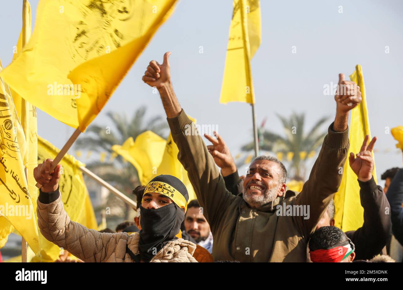 Die Palästinenser nehmen an der Rallye der Fatah-Bewegung zum 58. Jahrestag der Gründung der politischen Partei in Gaza Teil. (Foto: Ahmed Zakot/SOPA Images/Sipa USA) Stockfoto