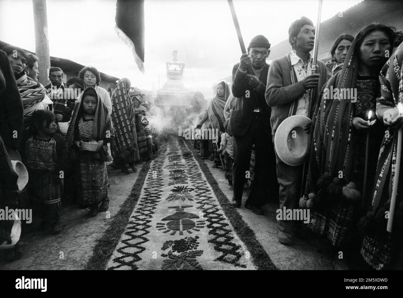 Eine Osterprozession während der Heiligen Woche, Comalapa, Chimaltenango. In den indigenen Gebieten des Landes existierten traditionelle Überzeugungen und Praktiken häufig parallel zum Katholizismus, April 1986 Stockfoto