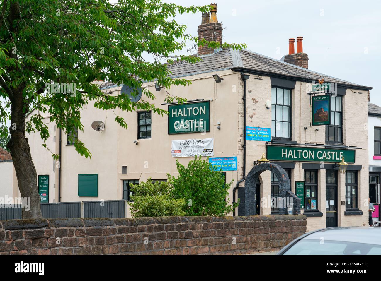 Halton Castle Pub, 84 Mill Lane, West Derby, Liverpool 12. Bild wurde im Juli 2022 aufgenommen. Stockfoto