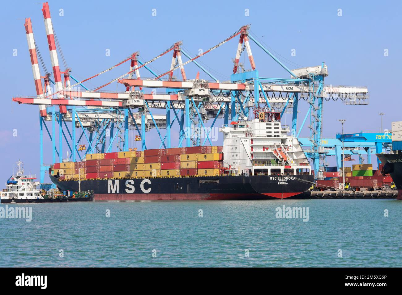 Haifa, Israel - 11. Oktober 2021: MSC Mega Containerschiff legte im Schiffshafen Haifa an. Stockfoto