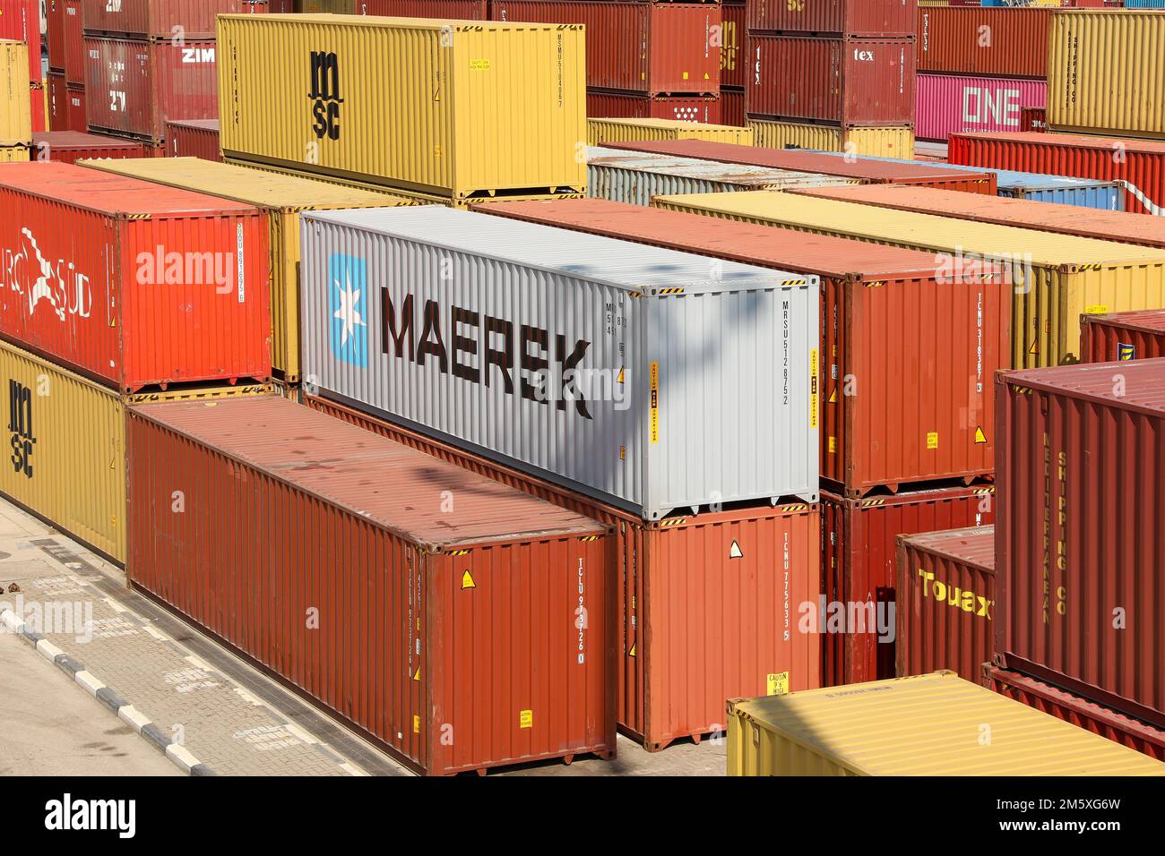 Haifa, Israel - 25. Mai 2022: Viele Frachtcontainer in einem Containerterminal. Stockfoto
