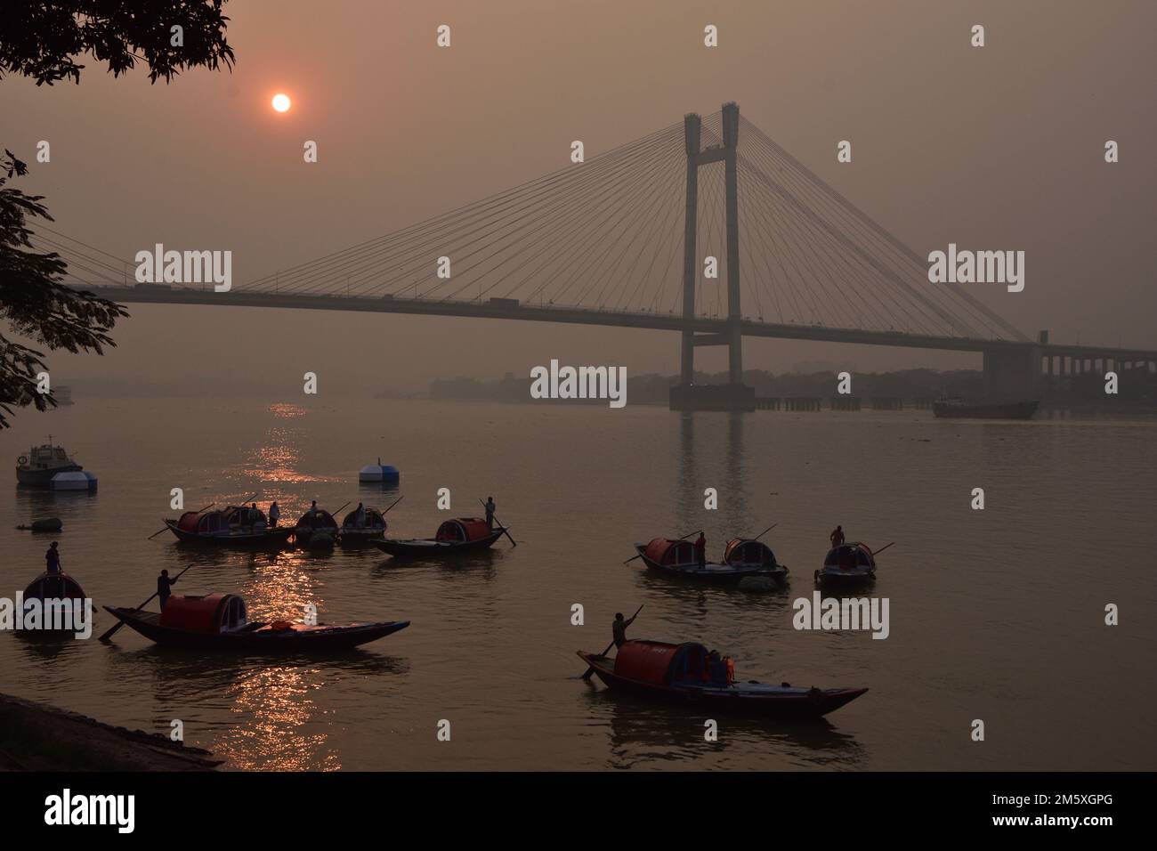 Kalkutta, Westbengalen, Indien. 31. Dezember 2022. Die untergehende Sonne über dem Ganges durch den Vidyasagar Setu am letzten Tag des gregorianischen Kalenderjahres 2022. (Kreditbild: © Biswarup Ganguly/Pacific Press via ZUMA Press Wire) Kredit: ZUMA Press, Inc./Alamy Live News Stockfoto