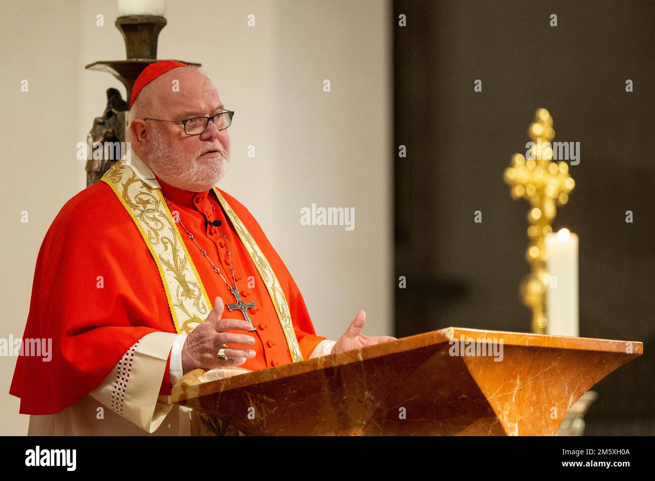 München, Deutschland. 31. Dezember 2022. Erzbischof Reinhard Kardinal Marx spricht während der Silvestermesse im Münchner Liebfrauendom. Papst Emeritus Benedict XVI. Starb am 31. Dezember 2022 im Vatikan, im Alter von 95 Jahren. Kredit: Lennart Preiss/dpa/Alamy Live News Stockfoto