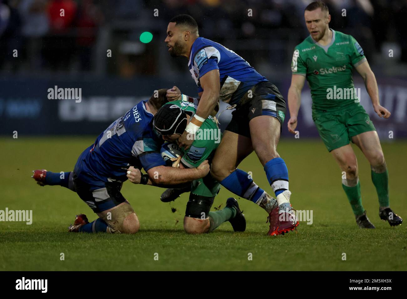 Newcastle Falcons' Sebastian de Chaves (Zentrum) wird während des Gallagher Premiership-Spiels auf dem Erholungsgelände Bath's D’Arcy Reid (links) und Bath's Joe Cokanasiga angegriffen. Foto: Samstag, 31. Dezember 2022. Stockfoto