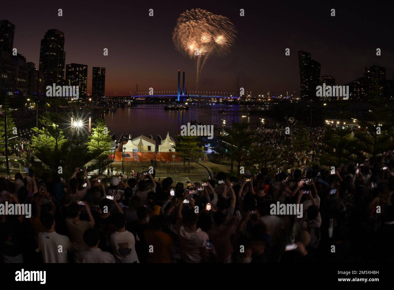 Melbourne, Victoria, Australien. 1. Januar 2023. Eine große Anzahl von Menschen sieht am Vorabend von Neujahr 2023 das Feuerwerk im Dockland Marvel Stadium Melbourne. Silvester-Feuerwerk erleuchtet den Himmel über der Dockland Bridge und dem Marvel Stadium in Melbourne. (Kreditbild: © Rana Sajid Hussain/Pacific Press via ZUMA Press Wire) Stockfoto