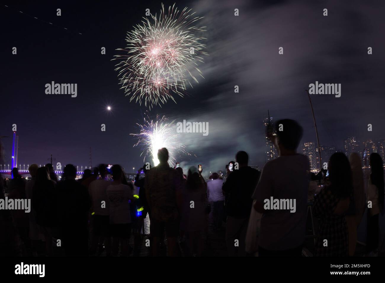 Melbourne, Victoria, Australien. 1. Januar 2023. Eine große Anzahl von Menschen sieht am Vorabend von Neujahr 2023 das Feuerwerk im Dockland Marvel Stadium Melbourne. Silvester-Feuerwerk erleuchtet den Himmel über der Dockland Bridge und dem Marvel Stadium in Melbourne. (Kreditbild: © Rana Sajid Hussain/Pacific Press via ZUMA Press Wire) Stockfoto