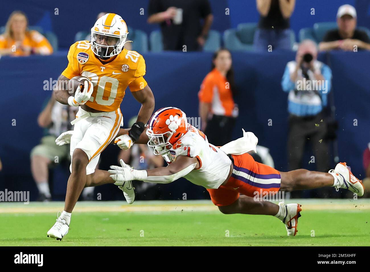 Miami Gardens, Florida, USA. 30. Dezember 2022. Tennessee Volunteers Running back JAYLEN WRIGHT (20) spielt den Ball beim NCAA Capital One Orange Bowl-Spiel 2022 zwischen den Tennessee Volunteers und den Clemson Tigers im Hard Rock Stadium in Miami Gardens. Wright eilte 89 Meter im Spiel. (Kreditbild: © Cory Knowlton/ZUMA Press Wire) Stockfoto