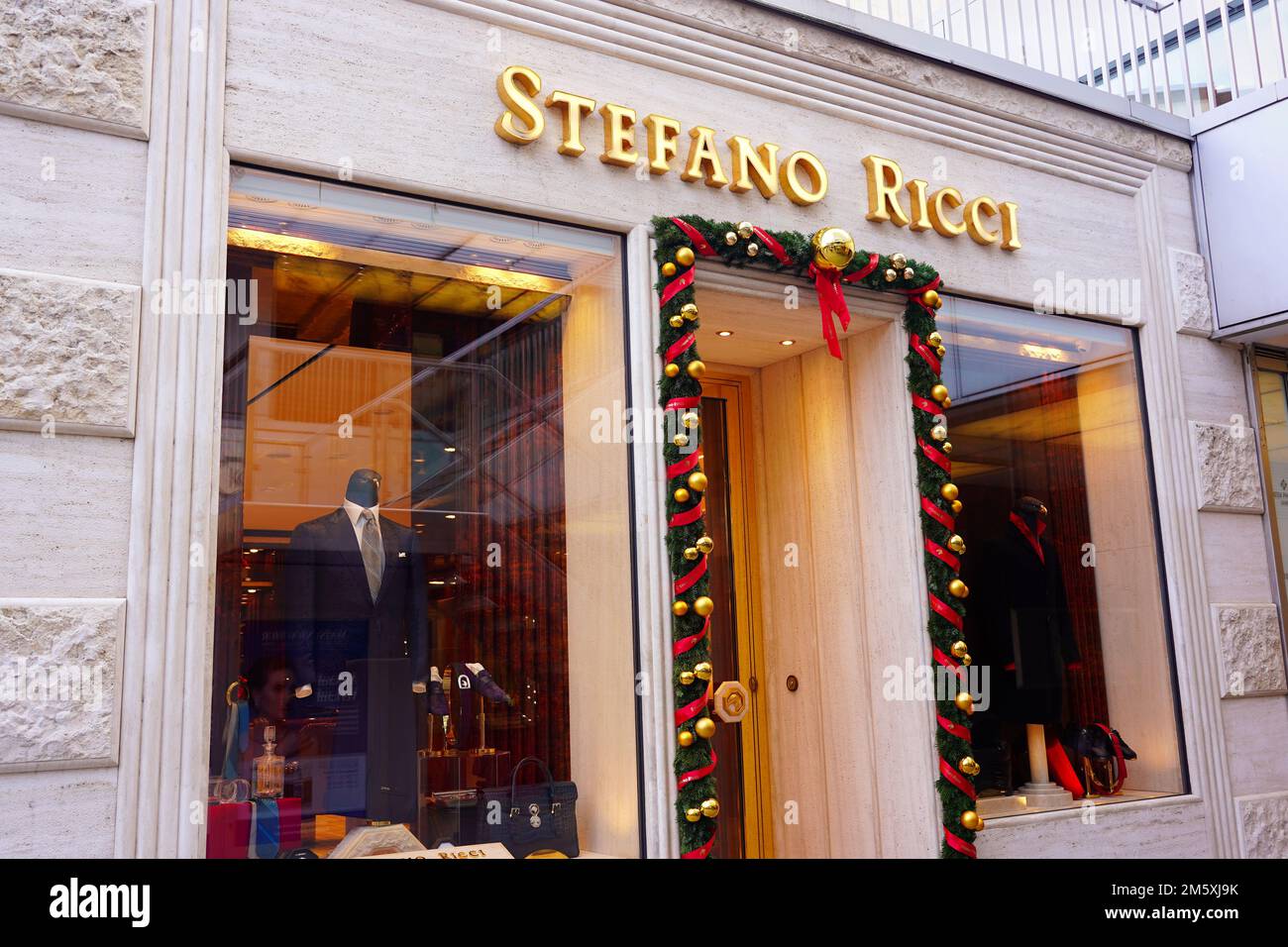 Außenansicht eines Stefano Ricci-Geschäfts in Düsseldorf. Stefano Ricci ist eine familiengeführte italienische Luxusmarke für Herrenmode und Lifestyle. Stockfoto