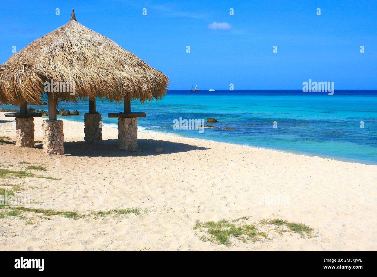 Palapa in abgeschiedenem Strand und türkisfarbenem karibischen Meer, Aurba, Antillen Stockfoto