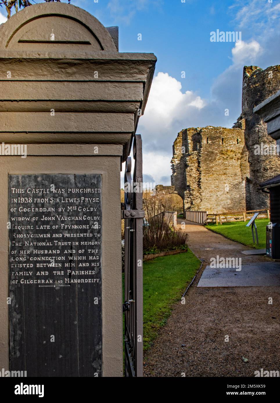 Schloss Cilgerran. (Waliser: Castell Cilgerran). Information am Tor. Stockfoto