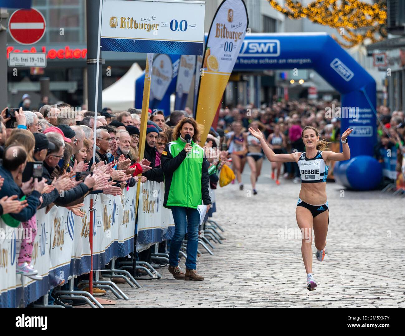 Trier, Deutschland. 31. Dezember 2022. Deborah Schöneborn (SCC Berlin) überquert die Ziellinie beim Silvesterlauf Trier nach 15:56 Minuten im „Elitewettkampf“ über 5000 Meter als Sieger. Kredit: Harald Tittel/dpa/Alamy Live News Stockfoto