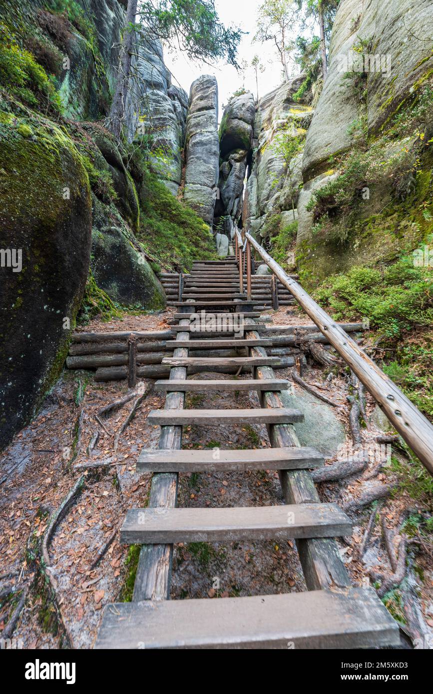 In tschechien gibt es eine schillernde Felsenstadt mit Felsentürmen und ein Wandertraul mit hölzernen Treppen Stockfoto