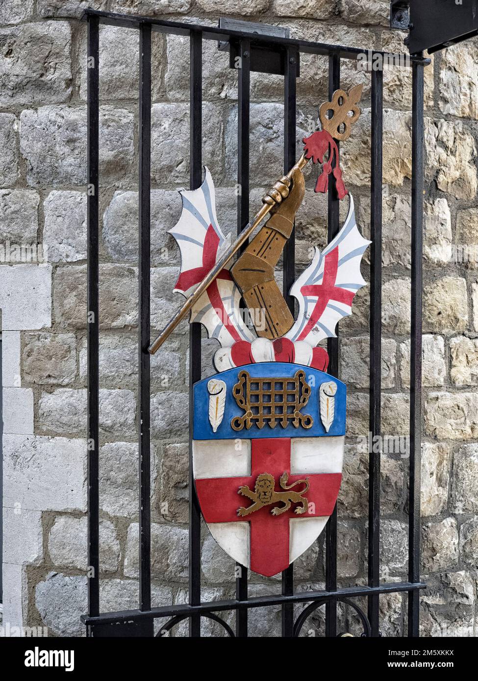 LONDON, Großbritannien - 25. AUGUST 2017: Wappen der Honourable Artillery Company am Tor zum Armoury House in City Road, London - deren Hauptsitz Stockfoto
