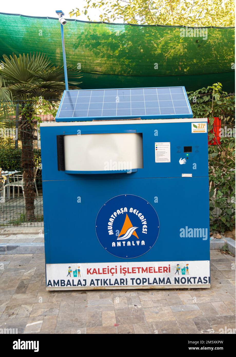 Müllsammelstation mit Solarbatterien in Antalya, Türkei Stockfoto