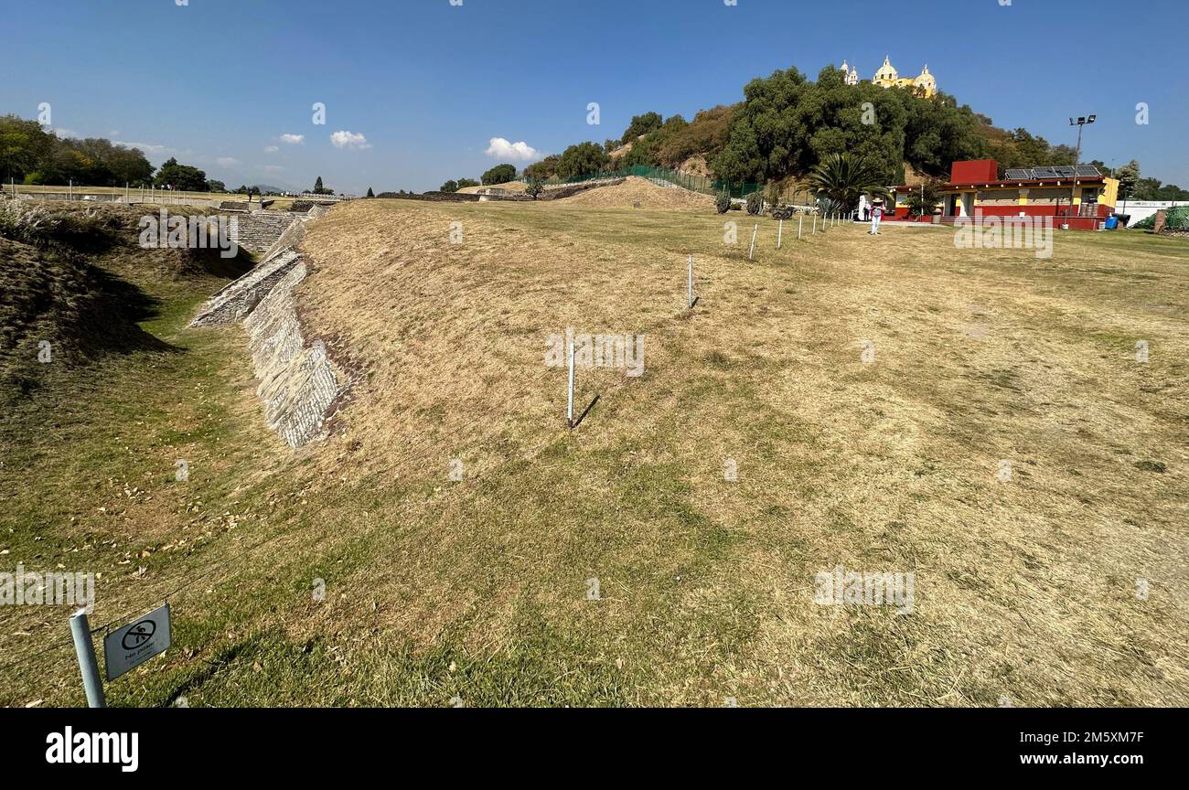 Cholula, Puebla, USA. 10. Dezember 2022. Die große Pyramide von Cholula (Mexiko), auch bekannt als Tlachihualtepetl, Samstag, 10. Dezember 2022. (Kreditbild: © Mark Hertzberg/ZUMA Press Wire) Stockfoto