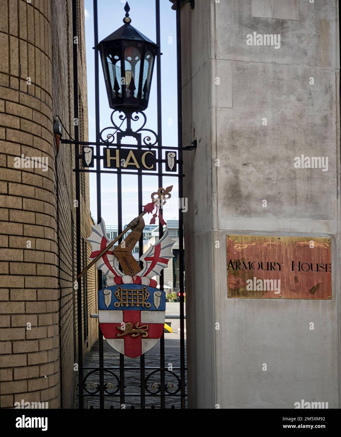 LONDON, Großbritannien - 25. AUGUST 2017: Wappen der Honourable Artillery Company am Tor zum Armoury House in City Road, London - deren Hauptsitz Stockfoto
