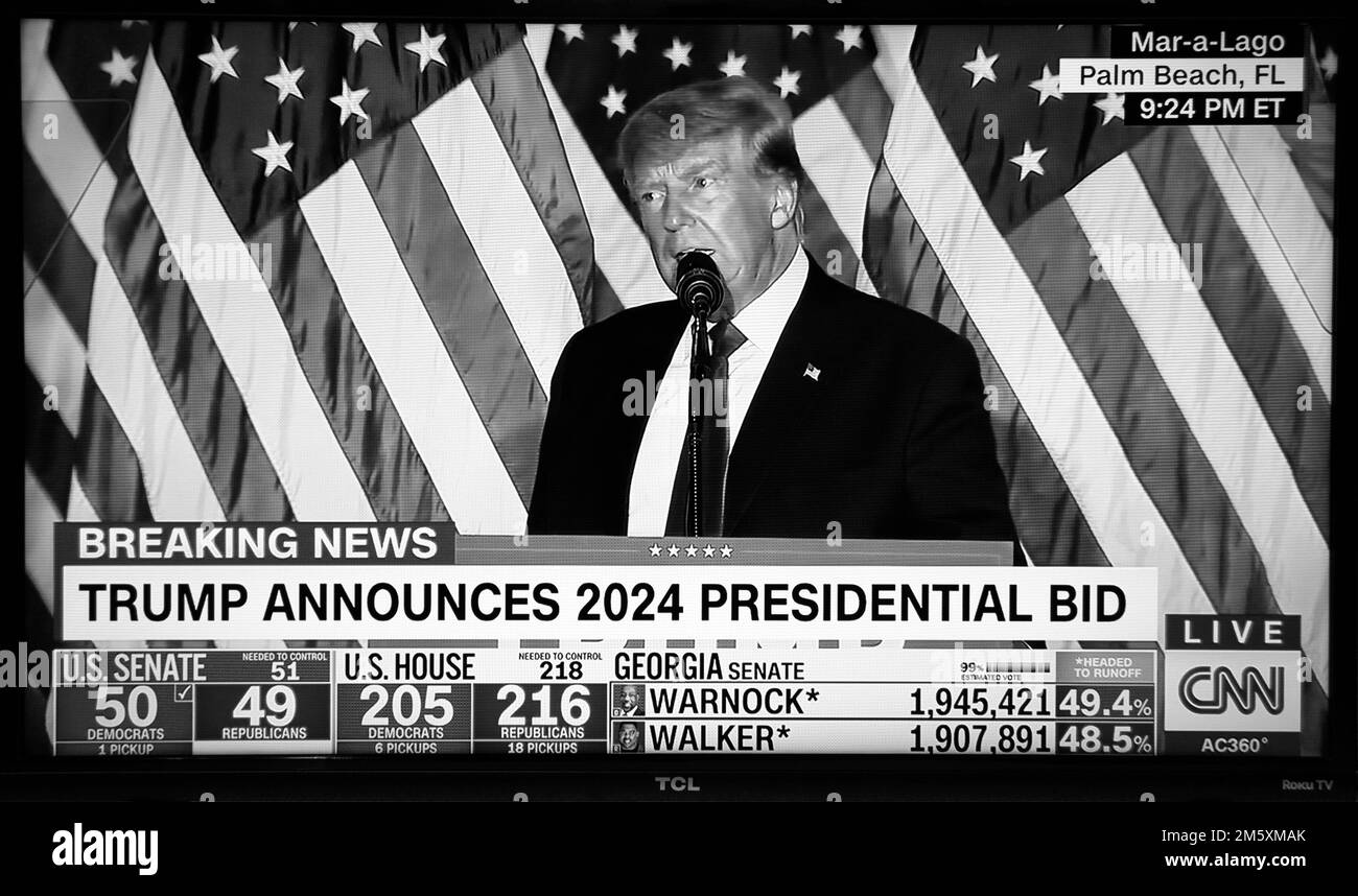 Ein CNN-TV-Screenshot von Donald Trump, der sein 2024. Präsidentengebot auf seinem Anwesen in Florida bekannt gab. Stockfoto