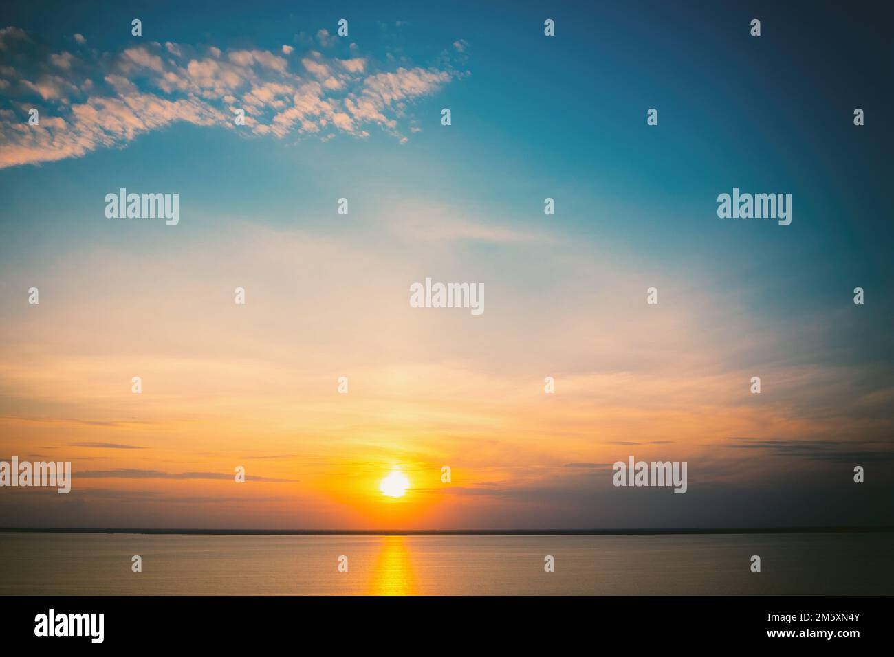 Seascape am frühen Morgen. Sonnenaufgang über dem Meer. Naturlandschaft Stockfoto