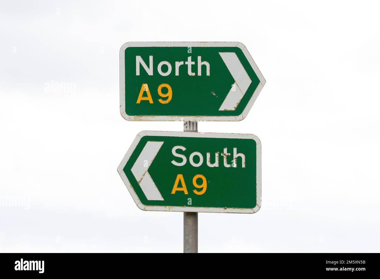 Schilder in Richtung Nord-Süd, die in entgegengesetzte Richtungen auf der A9 Road, Scotland, UK zeigen Stockfoto