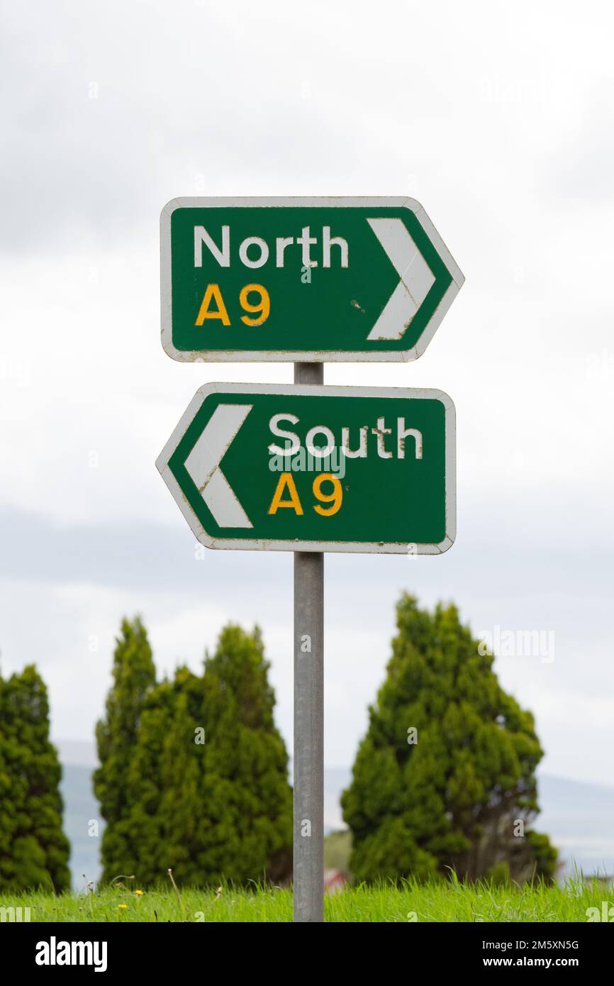 Schilder in Richtung Nord-Süd, die in entgegengesetzte Richtungen auf der A9 Road, Scotland, UK zeigen Stockfoto
