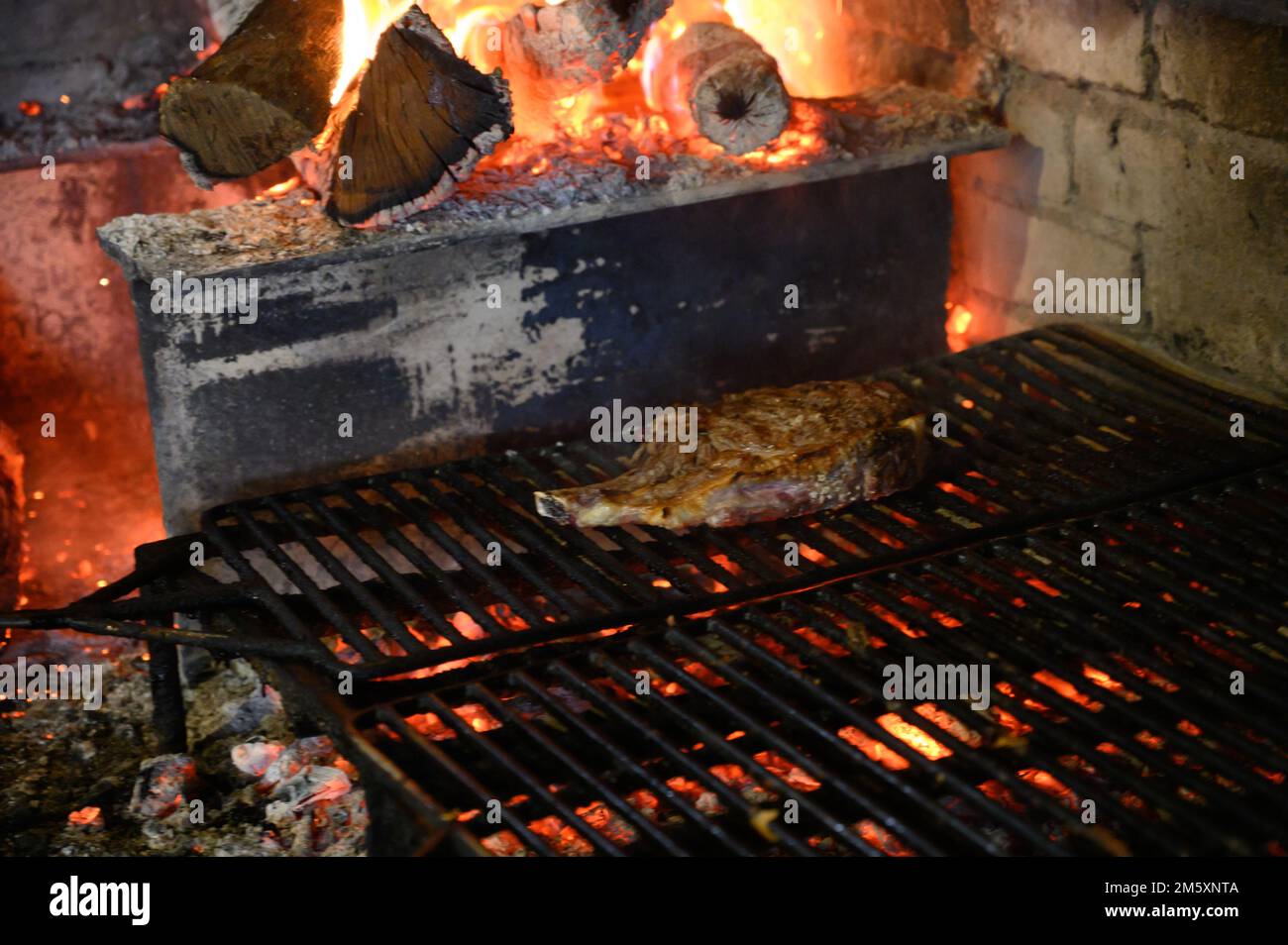 Großes Rindfleisch Rib Eye Steak gegrillt auf Olivenholz Brennholz Grill in  kleinen Dorf Restaurant in Portugal Stockfotografie - Alamy