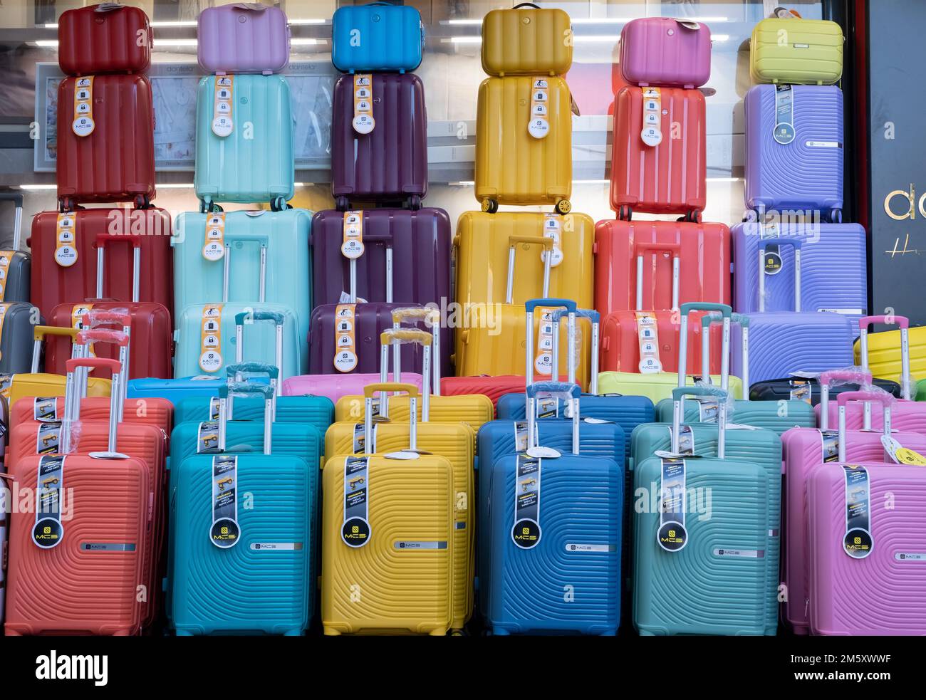 Farbenfrohe Koffer vor einem Laden in Eminonu. Bunte Koffer im Schaukasten. Istanbul, Eminonu, Türkei 01. Januar 2023 Stockfoto