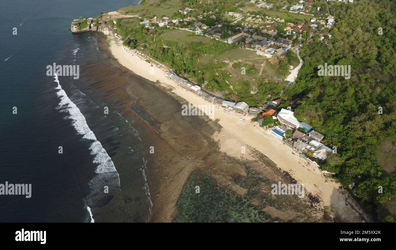 Ein herrlicher Blick aus der Vogelperspektive auf den Balangan Beach auf Bali, Indonesien an einem sonnigen Sommertag Stockfoto