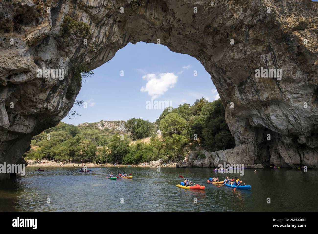 Kanus auf dem Fluss in Vallon-Pont-d'Arc, Ardeche, Frankreich Stockfoto