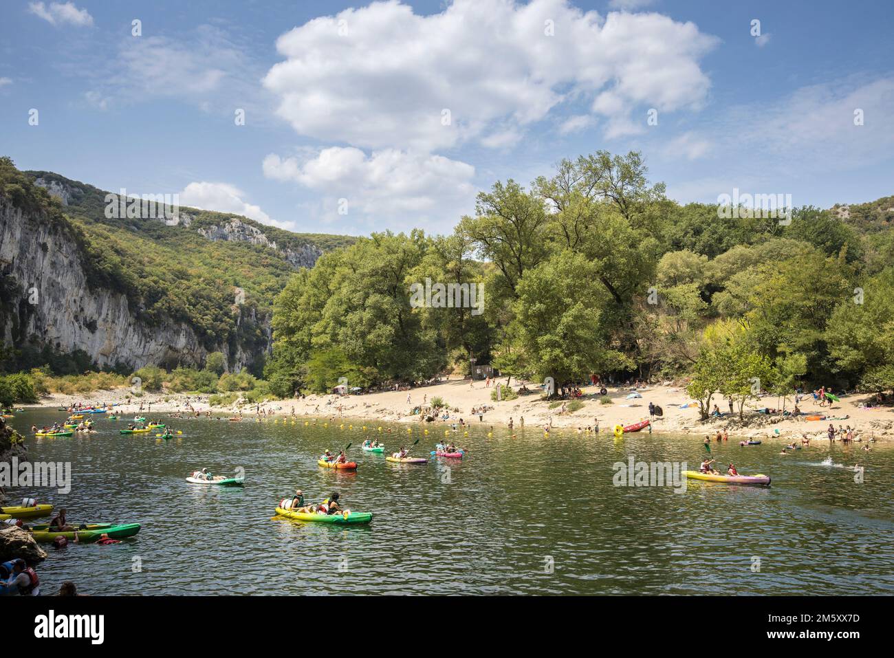 Kanus auf dem Fluss in Vallon-Pont-d'Arc, Ardeche, Frankreich Stockfoto