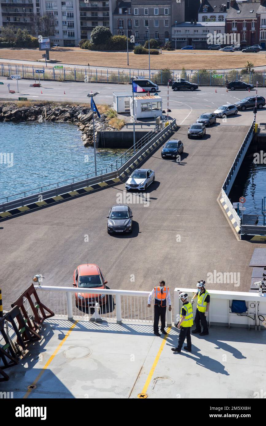 Autos, die auf die Fähre in Cherbourg, Frankreich, fahren Stockfoto