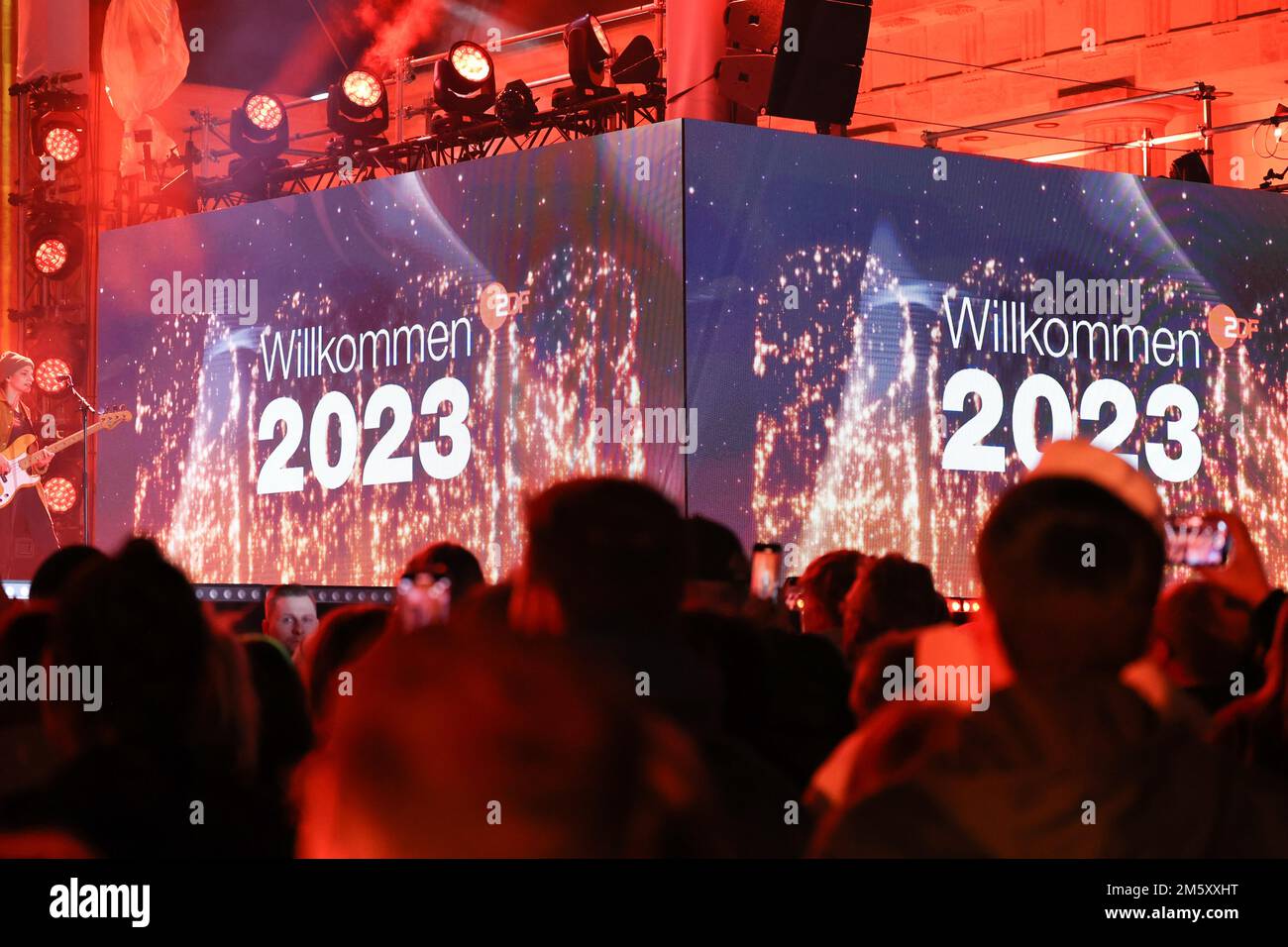 Berlin, Deutschland. 31. Dezember 2022. Eine Leinwand bei der ZDF Silvester Show vor dem Brandenburger Tor wird das neue Jahr 2023 begrüßen. Die Show wird live im Fernsehen übertragen. Kredit: Jörg Carstensen/dpa/Alamy Live News Stockfoto