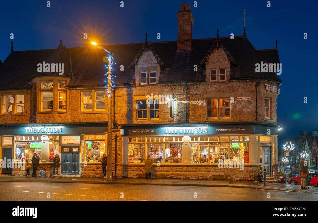 The Station Pub, Conway Road und Station Road, Colwyn Bay, North Wales. Bild aufgenommen im Dezember 2022. Stockfoto