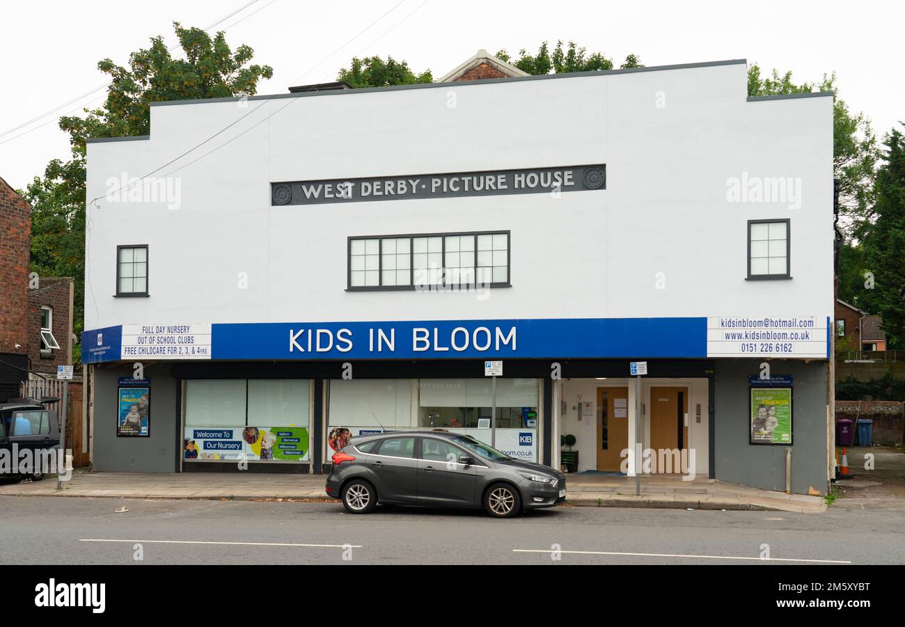 Kids in Bloom Child Care Facility, West Derby Village, Liverpool. Ursprünglich Das West Derby Picture House. Dieses Bild wurde im Juli 2022 aufgenommen. Stockfoto